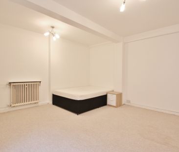 Latymer Court, Hammersmith Road, Hammersmith, London, W6 - Photo 2