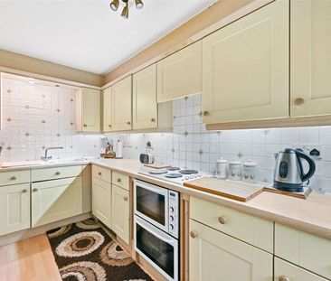 A well presented second floor two bedroom apartment located in the ... - Photo 5