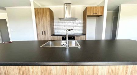 Stylish & Spacious 4 Bedroom — 2 Years old - Photo 3