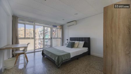 Double bed in Rooms for rent in shared apartment in Valencia - Photo 5