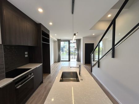 Contemporary Stylish - Long Bay - Photo 3