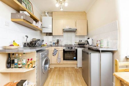 Recently refurbished spacious one bed minutes to Tube. - Photo 3