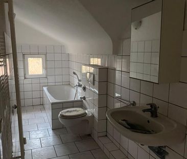 Helle 3-Zimmer-Dachgeschosswohnung in ruhigem 5 Parteinhaus - Photo 1