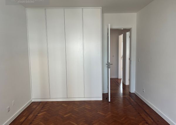 Excelente T4 todo remodelado,com 1 lugar de garagem, cozinha equipada - Areeiro - Lisboa