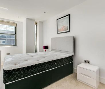 3 bedroom flat in London - Photo 1