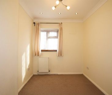 Thatches Grove, Romford, RM6 - Photo 4