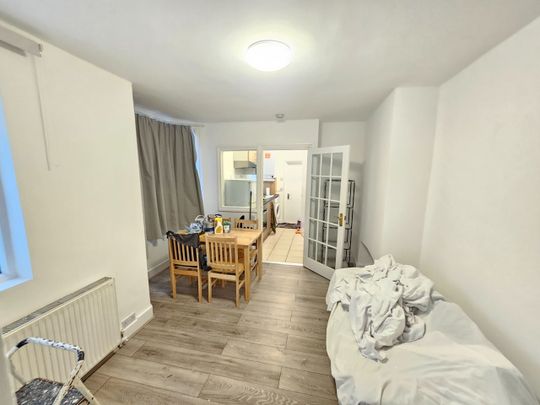 2 Bed Flat, Abbott Road, E14 - Photo 1