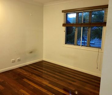 Large Room for Rent includes Water, Electricity & Internet. - Easy walk to Redcliffe Hospital - Photo 6