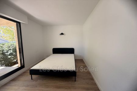 Location Appartement 2 pièces 50m² HYERES 83400 - Photo 4