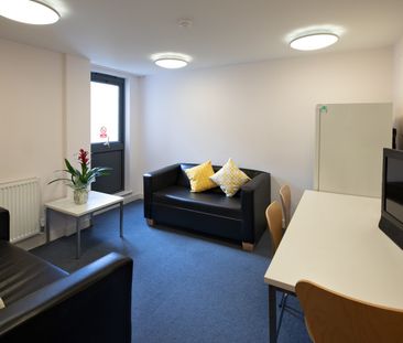 Bedsit, Anne Bryans House, NW3 - Photo 3