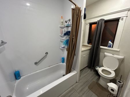 For Lease - 915 Lansdowne Ave, 2nd Floor Avenue, Toronto, Ontario - Photo 3