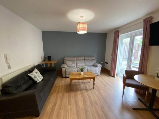 5 bedroom flat to rent - Photo 1