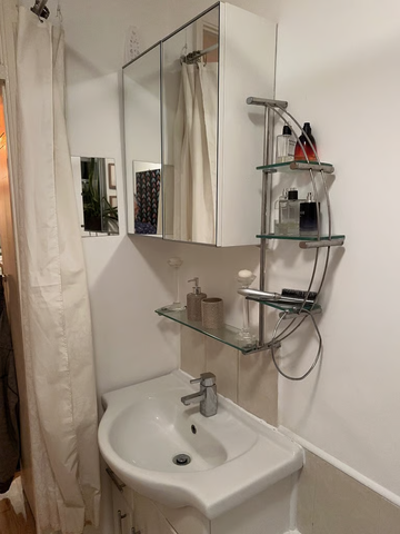 1 bedroom in a flat share to rent - Photo 5