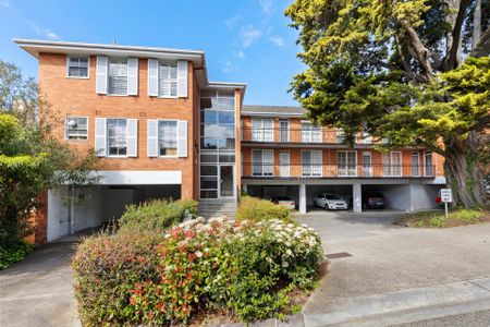 Charming Top Floor Retreat in a Prime Lifestyle Location - Photo 3