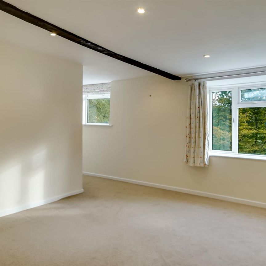 A 5 Bedroom House - Detached in Charlton Kings GL53 9NE - Photo 1
