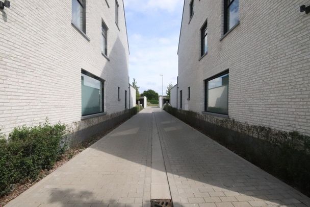 Lichtrijk, ruim, 2 slaapkamer nieuwbouwappartement te Hansbeke - Photo 1