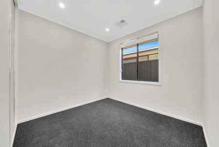 Modern, Spacious Three Bedroom Home! - Photo 4