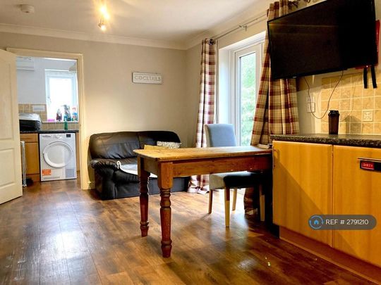 1 bedroom in a house share to rent - Photo 1