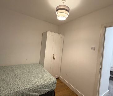 Room in a Shared Flat, Dersingham Avenue, E12 - Photo 4