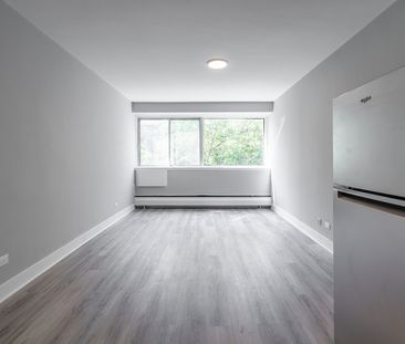 5765 Cote-St-Luc Road, Montréal, QC - Photo 3