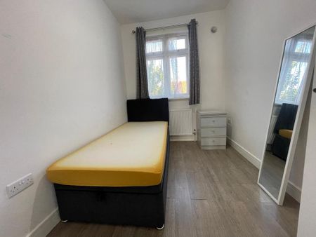 4 bedroom semi-detached house to rent - Photo 2