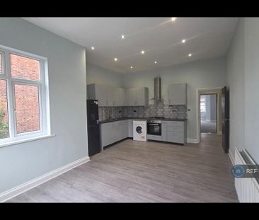 3 bedroom flat to rent - Photo 6