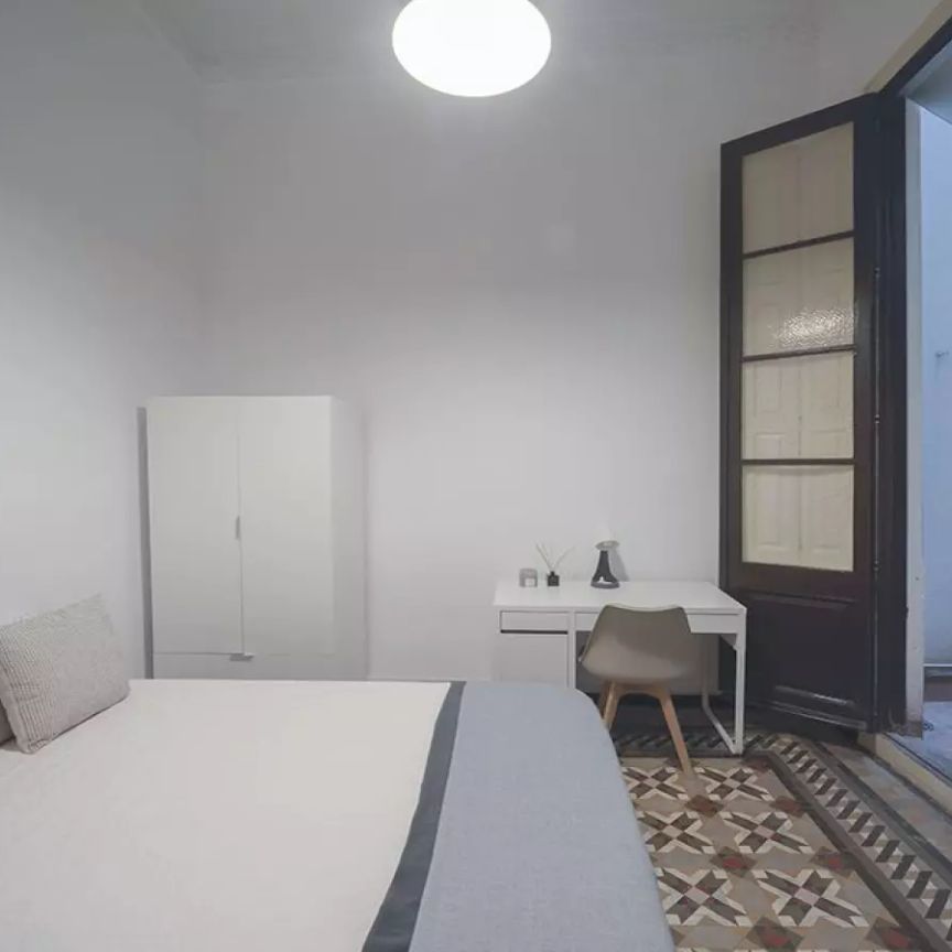 Room in a shared 10-bedroom apartment for rent in el Gòtic, perfect for professionals - Foto 1