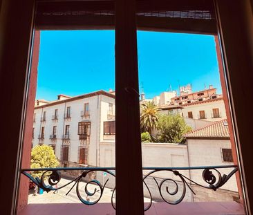 ¡Espectacular piso con balcones y vistas despejadas en Pleno Centro... - Photo 1
