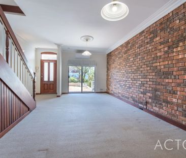 TWO BEDROOM TOWNHOUSE IN FANTASTIC LOCATION! - Photo 6