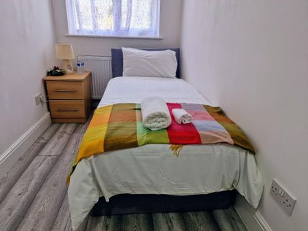 4 bedroom semi-detached house to rent - Photo 3