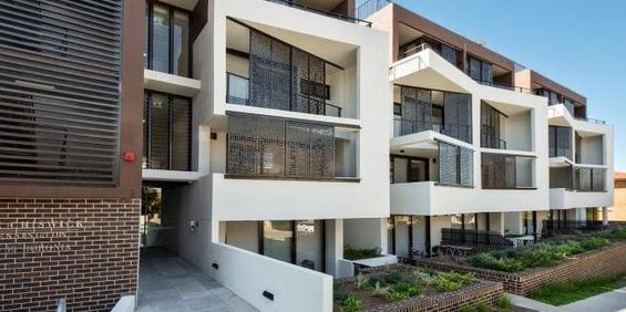 ULTRA MODERN ONE BEDROOM WITH SECURE PARKING! - Photo 3