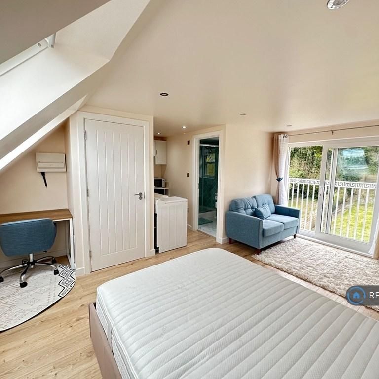 Studio to rent - Photo 1