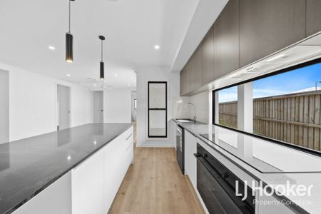 Sleek & Stylish - Contemporary Residence - Ducted Air Conditioning & All The Upgrades - Photo 4