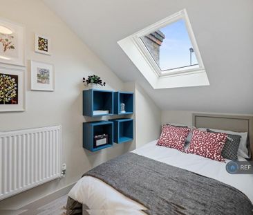 1 bedroom in a house share to rent - Photo 2