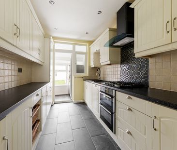 Ridgeway Gardens, Ilford, IG4 - Photo 2