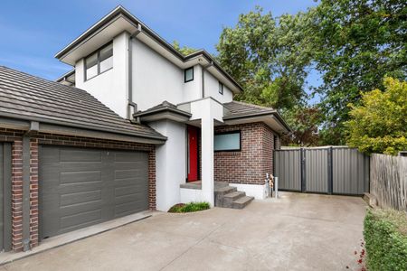 Stylish Two-Bedroom Townhouse in a Superb Location - Photo 3