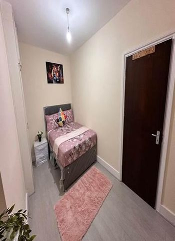 4 bedroom terraced house to rent - Photo 4