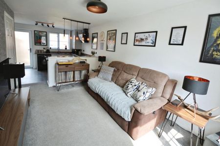 2 bedroom semi-detached house to rent - Photo 5