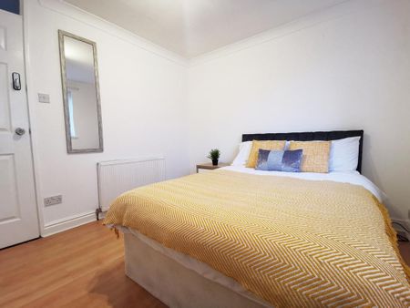 1 bedroom in a house share to rent - Photo 3