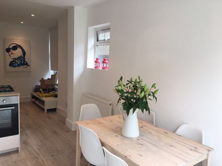 5 Bed Terraced House, York Road, E10 - Photo 2