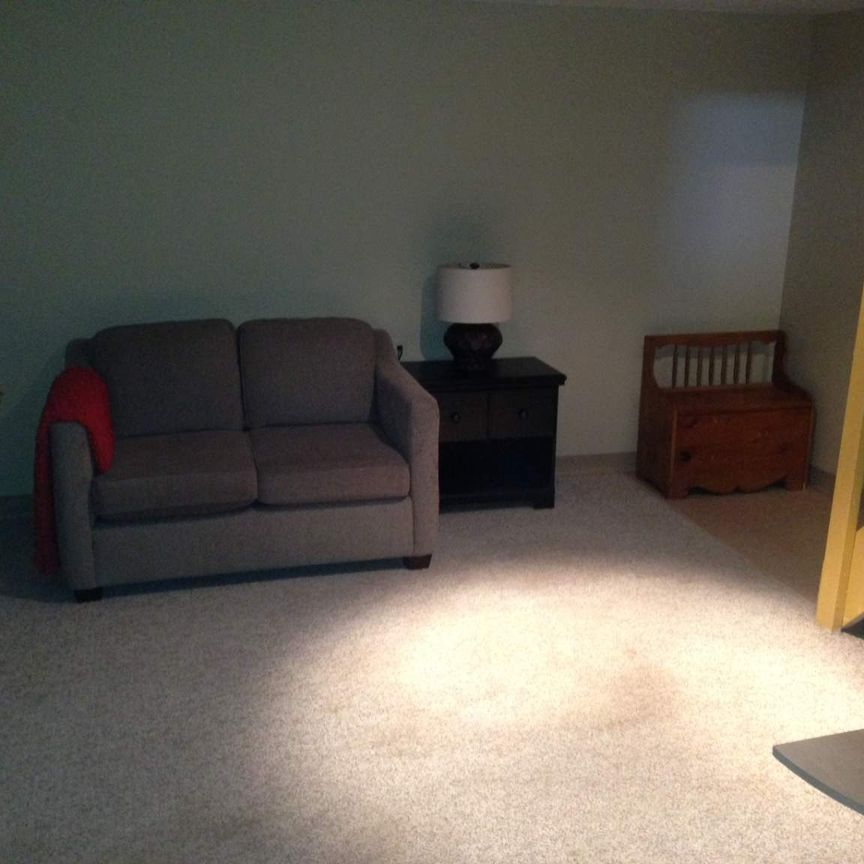 881 Beaconhill Court - 3 bed, 1.5 bath - Photo 1