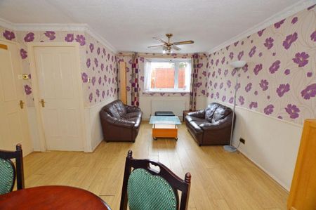 3 bedroom flat to rent - Photo 4