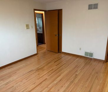 For Lease - 127 Risebrough Circuit, Markham, Ontario - Photo 2