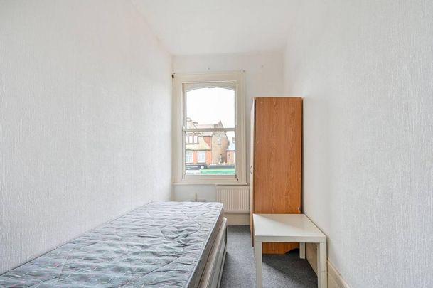 4 bedroom flat to rent - Photo 1
