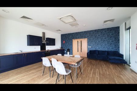 1 Bed Flat, Michigan Ave, M50 - Photo 2