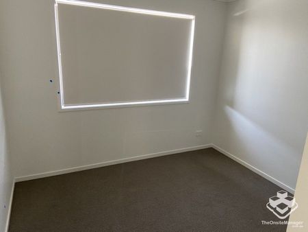 3 BEDROOM TOWNHOUSE - Double Garage, Air Cons, Pets Welcome - Photo 4