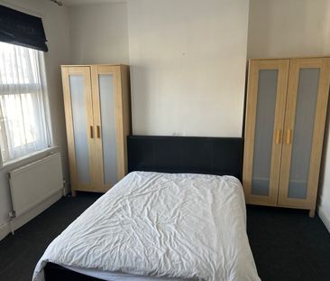 4 Bed Terraced House, Holbrook Road, E15 - Photo 5