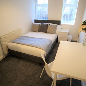Basement Flat, 16 Kelso Road, LS2 9PR, Leeds - Photo 2