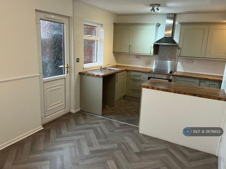 3 bedroom semi-detached house to rent - Photo 5