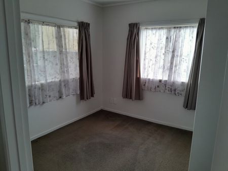 Spacious Home in Jellicoe Rd Manurewa! - Photo 3